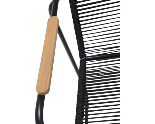 Detailní pohled na křeslo s dřevěnou područkou a sedákem z černých lan