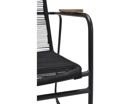 Detailní pohled na černou židli s dřevěnou područkou