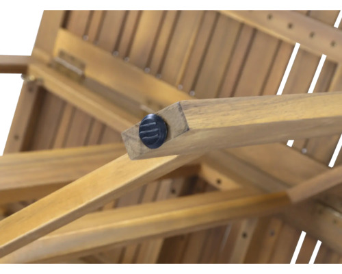 Detailní pohled na dřevěný zahradní stůl s nastavovacím mechanismem