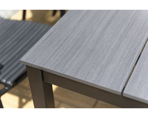 Detailní pohled na desku zahradního stolu s dřevěnou strukturou