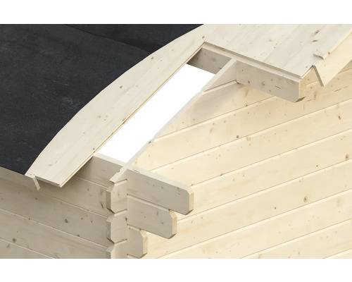 Detailní pohled na dřevěný zahradní domek se střechou a střešním oknem