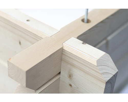 Detail dřevěné konstrukce s rohovými spoji.