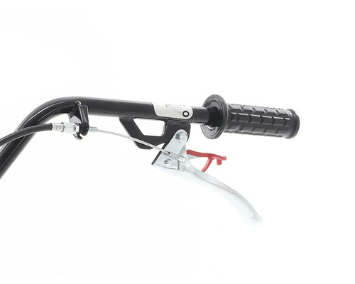 Detail řídítek motorového kultivátoru s rukojetí a pákou