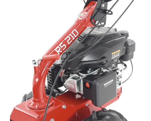 Detailní pohled na motorový kultivátor s motorem