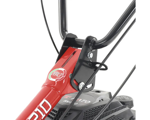 Detailní záběr motorového kultivátoru s ovládacími rukojeťmi a pečetí Made in Italy.