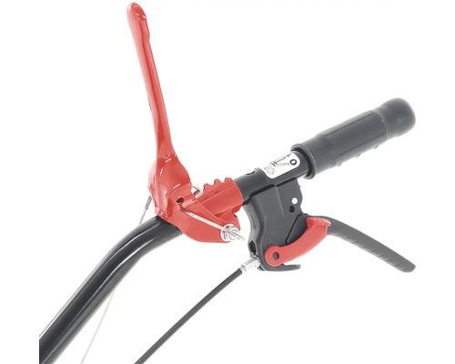 Detailní pohled na rukojeti a ovládací prvky zahradní frézy