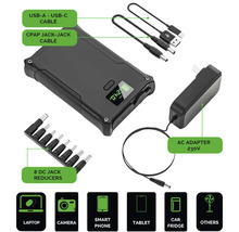Černá baterie s kabelem USB-A na USB-C, kabelem CPAP, osmi redukcemi DC jack a 230voltovým AC adaptérem pro nabíjení notebooku, fotoaparátu, smartphonu, tabletu nebo chladicího boxu.