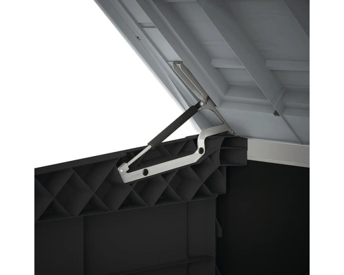 Detailní pohled na otevřený kůlna na nářadí s plynovou pružinou