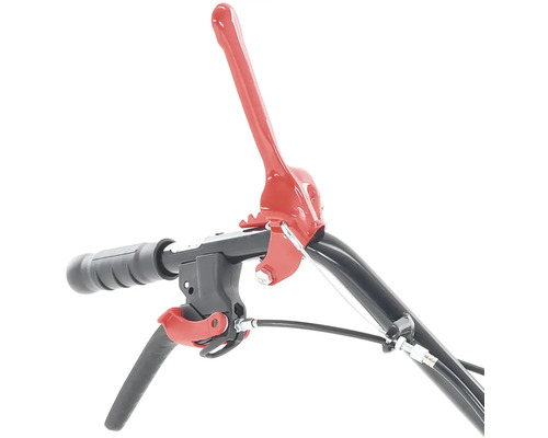 Detailní záběr ovládacích prvků motorového kultivátoru