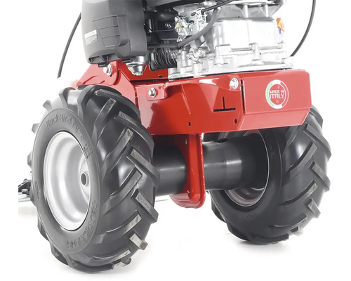 Detailní pohled na motorový kultivátor s pneumatikami a blokem motoru