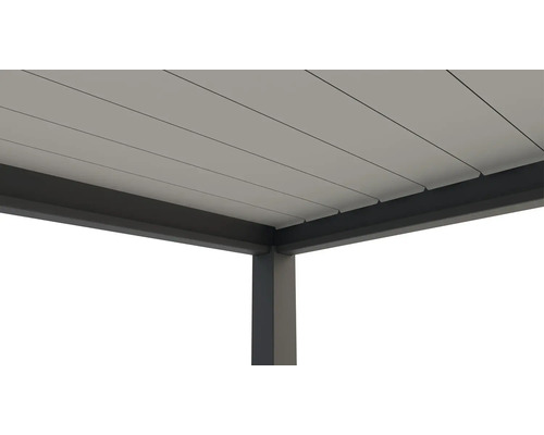 Detail pergoly s lamelovou střechou a rohovými sloupky