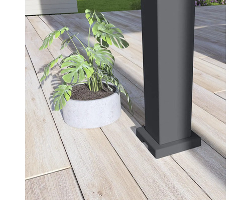 Detailní pohled na terasu s květináčem a sloupkem pergoly