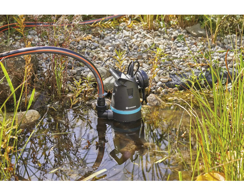 Zahradní jezírko s jezírkovým čerpadlem Gardena a zahradní hadicí