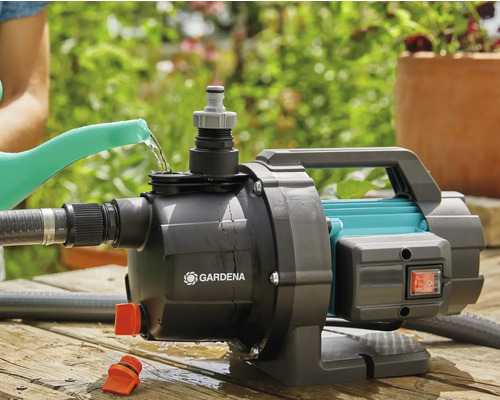 Zahradní čerpadlo Gardena plněné konví.