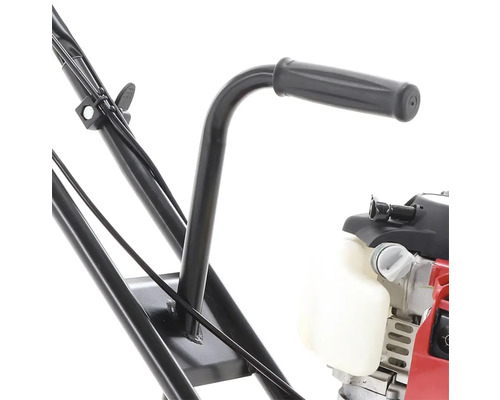 Detail záběru rukojeti a palivové nádrže motorového kultivátoru.