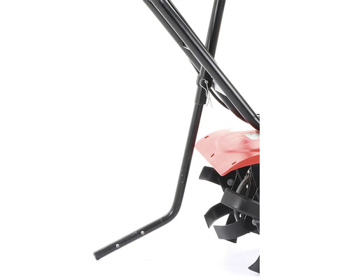 Detailní pohled na kultivátor se rukojetí a kypřicími noži