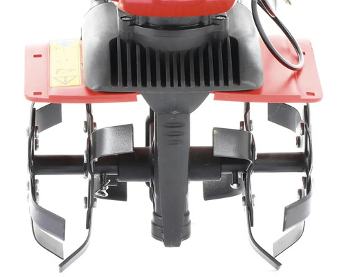 Detail záběru nožů motorového kultivátoru do zahrady.