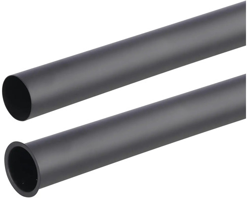 Dvě plastové instalační trubky s různými konci.