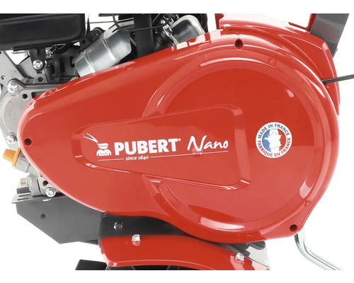 Detailní pohled na motorovou motyku Pubert Nano s logem společnosti a pečetí původu