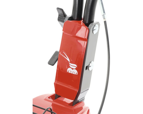 Detailní pohled na motorový kultivátor s ovládacími prvky