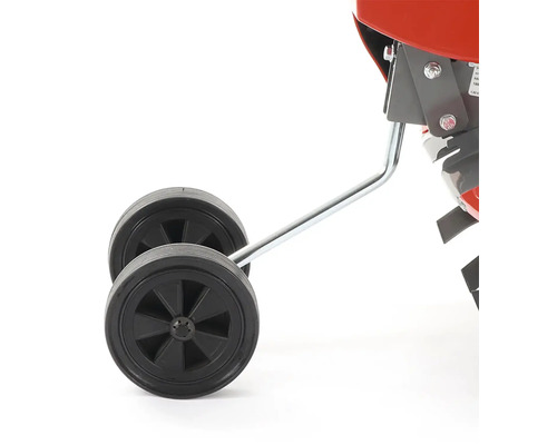 Detailní pohled na přepravní kolečka zahradní frézy.