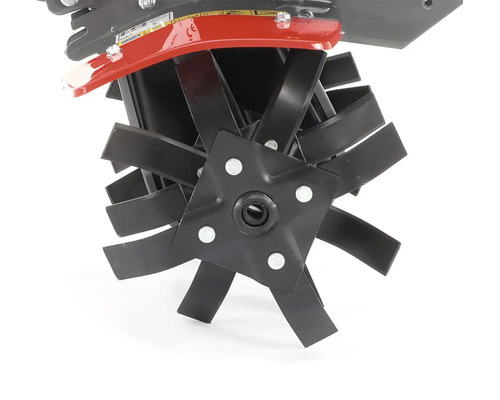 Detail nožů kultivátoru.