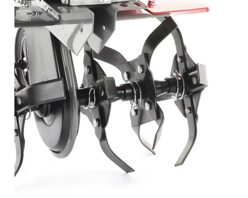 Detail záběru nožů kultivátoru motorového kultivátoru.