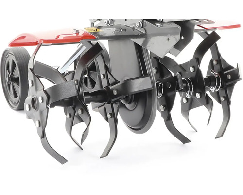 Detailní záběr motorového kultivátoru s rotujícími noži pro zpracování půdy