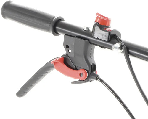 Detailní záběr ovládacího prvku zahradní frézy s rukojetí a červenou pákou