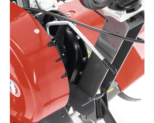 Detail motorového kultivátoru s ovládací pákou