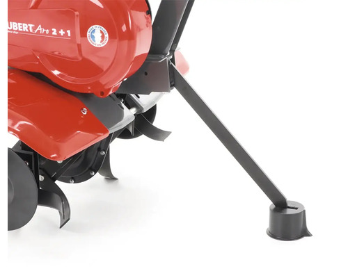 Detailní záběr zahradní frézy.