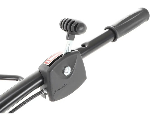 Detail ovládacích prvků motorového zařízení s plynovou pákou a rukojetí