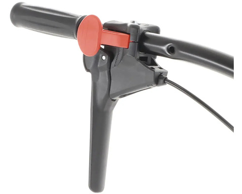 Detailní záběr rukojeti s brzdovou pákou zahradní frézy