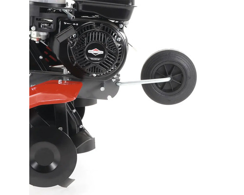 Detailní záběr motorového kultivátoru s logem Briggs and Stratton.