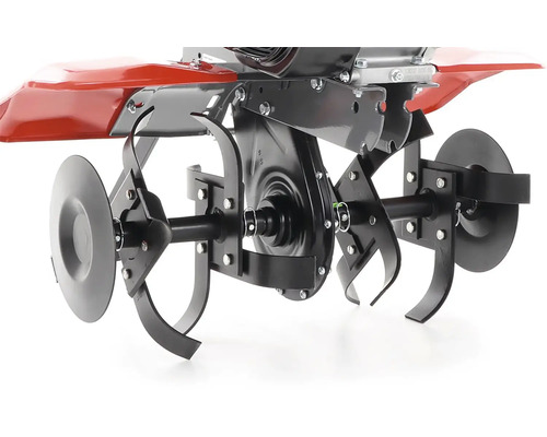 Detailní pohled na zahradní frézu s frézovacími noži a ochrannými disky