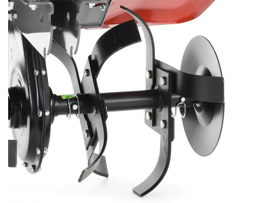 Detailní pohled na frézovací nože zahradní frézy.