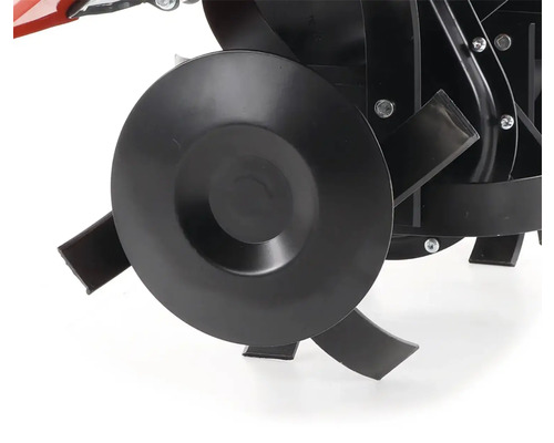 Detailní pohled na nože motorového kultivátoru.