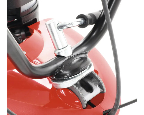 Detailní záběr zahradní frézy s upevněním rukojeti