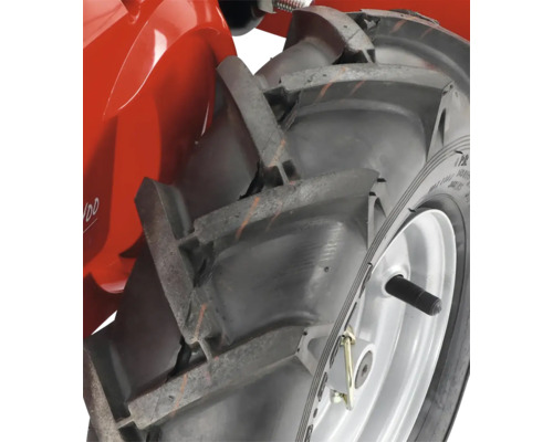 Detail traktoru s hrubým profilem