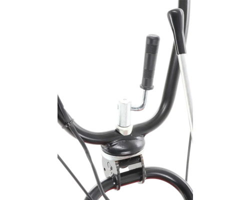 Detailní záběr na řídicí tyč sněhové frézy s černými rukojeťmi a stříbrnými ovládacími prvky