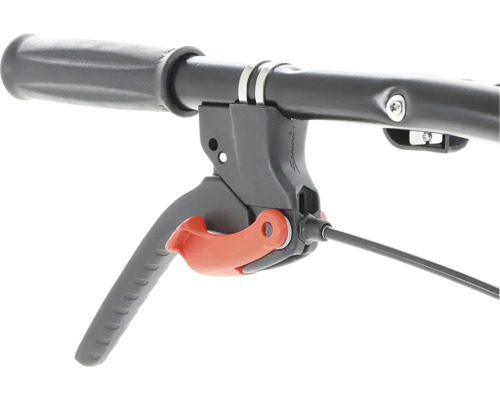 Detailní pohled na řídítka kola s brzdovou pákou