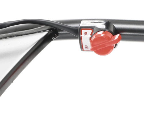 Detail záběru vypínače na zahradním nářadí