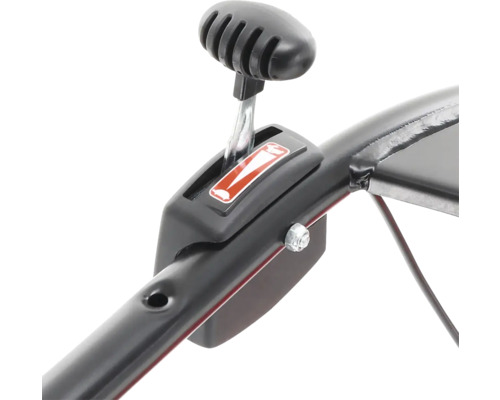 Detail ovládacího prvku na zahradním nářadí