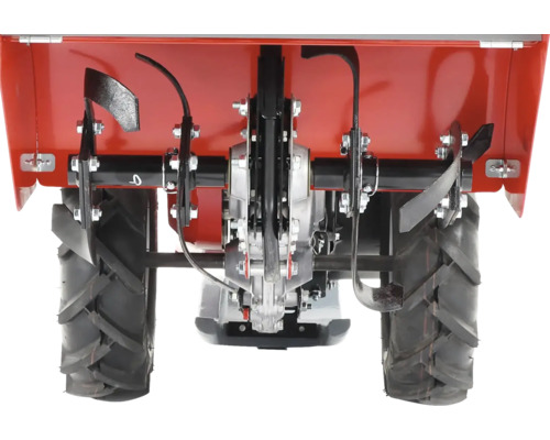 Detailní pohled na motorový kultivátor s koly a frézovacími noži