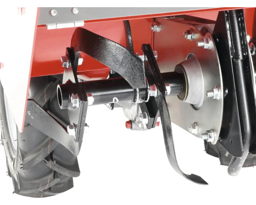 Detailní pohled na motorovou motyku s frézovacími noži a pneumatikami.