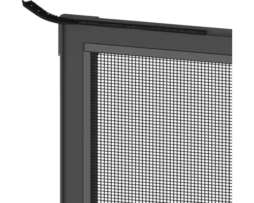 Detailní pohled na rolovací síť proti hmyzu s kartáčovým těsněním