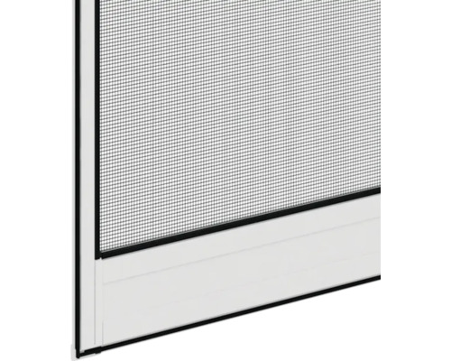 Detailní pohled na okno proti hmyzu s rámem a sítí