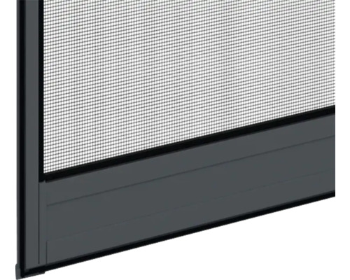 Detailní pohled na okenní síť proti hmyzu.