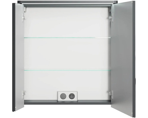 Otevřená zrcadlová skříňka se dvěma skleněnými policemi a zásuvkou