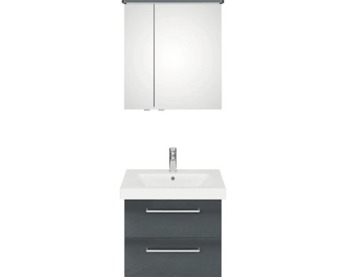 Koupelna s umyvadlovou skříňkou, umyvadlem a zrcadlovou skříňkou